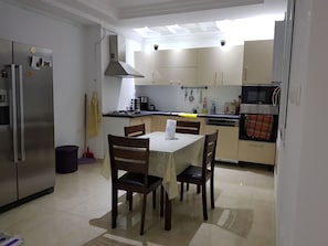 Microwave, dishwasher, coffee/tea maker, cookware/dishes/utensils