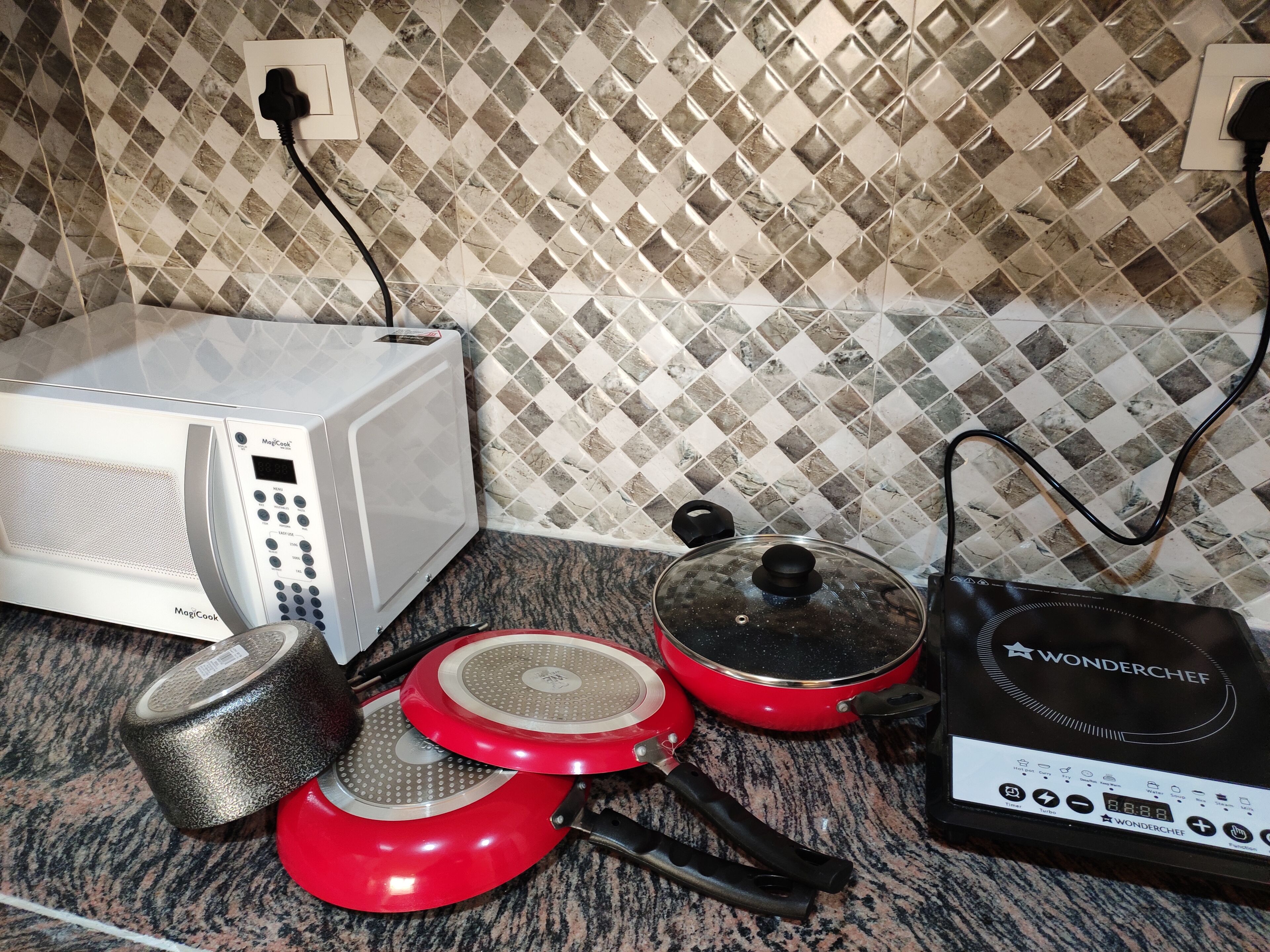 吹风机、毛巾、肥皂、洗发水