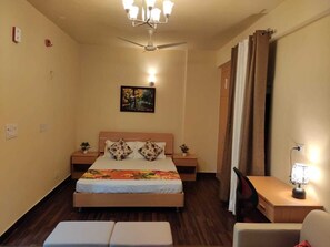 Tallelokero huoneessa, silitysrauta/-lauta, vuodevaatteet