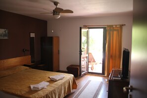 8 bedrooms, WiFi, bed sheets