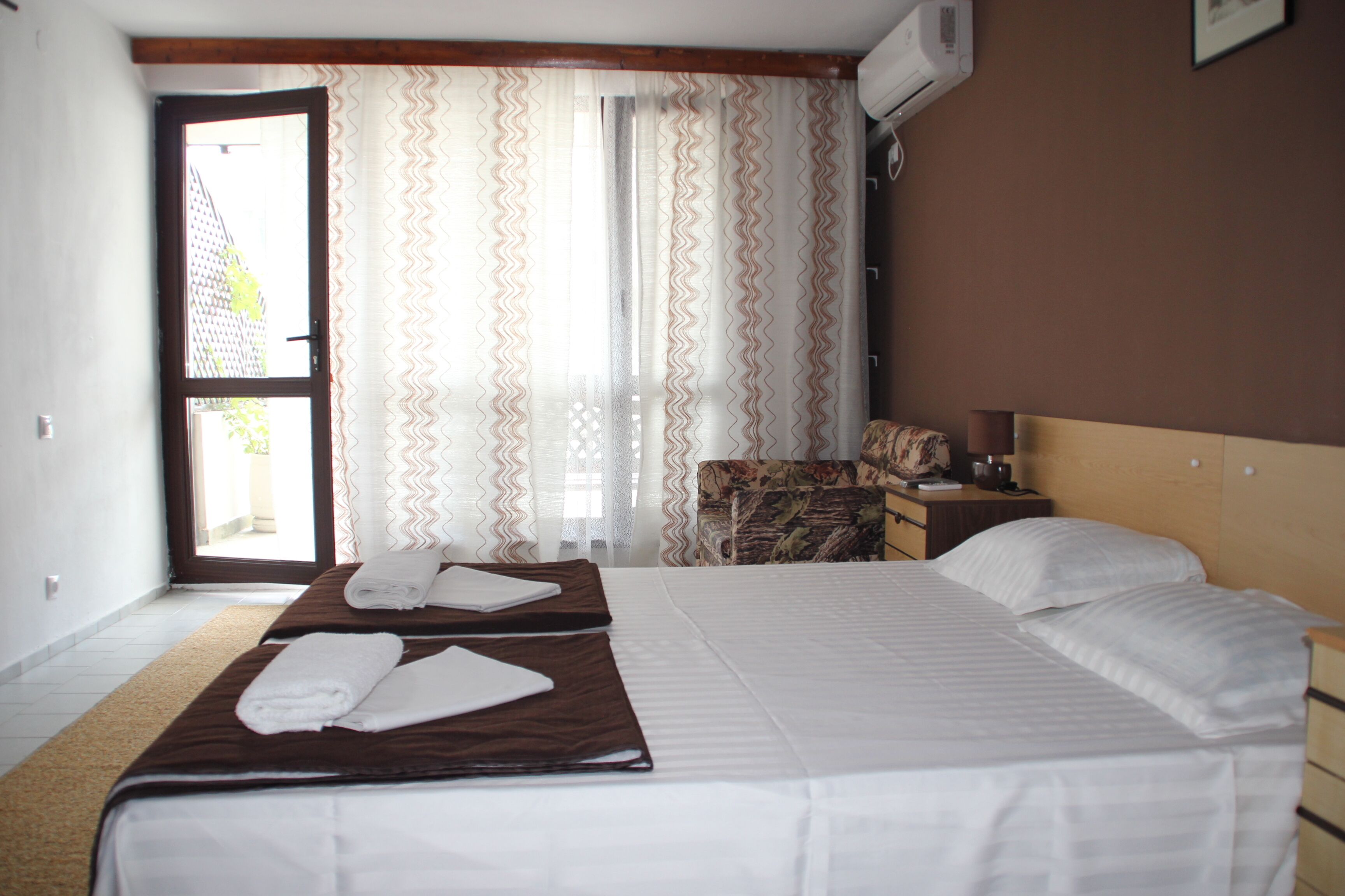 8 bedrooms, WiFi, bed sheets