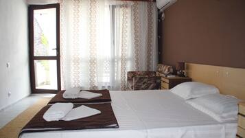 8 bedrooms, WiFi, bed sheets