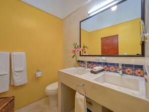 Bruser, hårtørrer, håndklæder, Shampoo