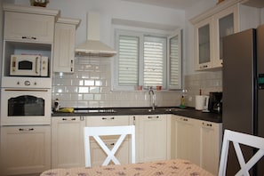 Full-size fridge, microwave, oven, stovetop