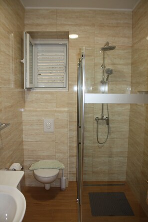 Apartment, 3 Bedrooms, Terrace | Bathroom | Bathtub, hair dryer, bidet, towels