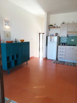 Kylskåp, spishäll, kaffe- och tebryggare och grytor/köksredskap