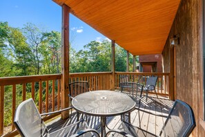 Outdoor dining - Warm and Inviting Cabin near an Outdoor Swimming Pool in Branson View! (Branson)