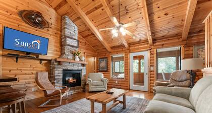 Warm and Inviting Cabin near an Outdoor Swimming Pool in Branson View!