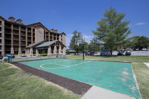 Warm and Inviting Cabin near an Outdoor Swimming Pool in Branson View!