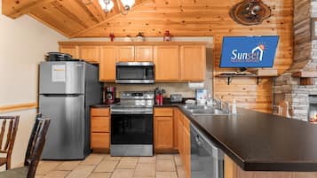 Cottage, 4 Bedrooms | Private kitchen | Fridge, microwave, oven, dishwasher