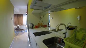 Microwave, cookware/dishes/utensils