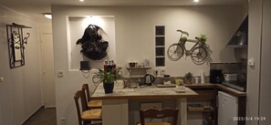 Réfrigérateur, micro-ondes, plaque de cuisson, bouilloire électrique