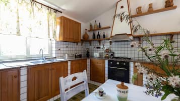 Refrigerador, horno, parrilla de estufa y cafetera y tetera