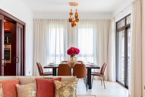 デラックス アパートメント 1 ベッドルーム バルコニー (503) | ダイニングルーム