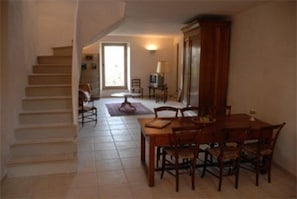 Loft, 2 quartos | Área de estar | TV de tela plana