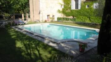 Kolam renang outdoor musiman, dengan kursi berjemur