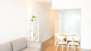 Living room - Gorgeous 2 Bedroom Apartment Close to Spark Arena (Auckland)