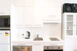 Fridge, microwave, oven, stovetop - Gorgeous 2 Bedroom Apartment Close to Spark Arena (Auckland)