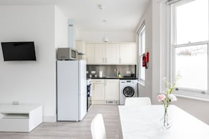 Réfrigérateur, four à micro-ondes, un four, surface de cuisson