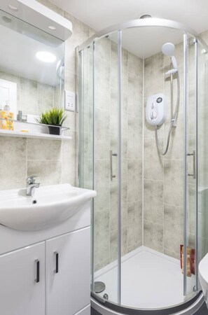 Shower - Modern and Airy Seafront Apartment (Hove)
