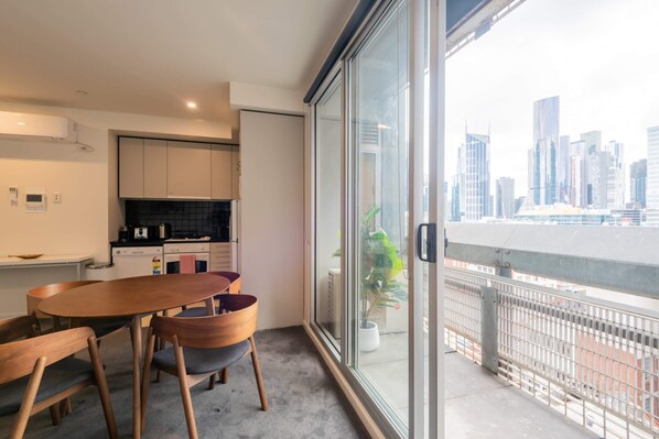 Private kitchen - Spacious CBD Apt in the Heart of Melbourne (Melbourne)