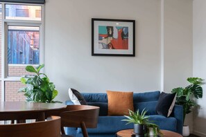 Appartement (1 Bedroom) | Salle de séjour | Télévision