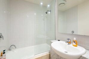 Apartamento (1 Bedroom) | Banheiro | Banheira, produtos de toalete grátis, secador de cabelo 