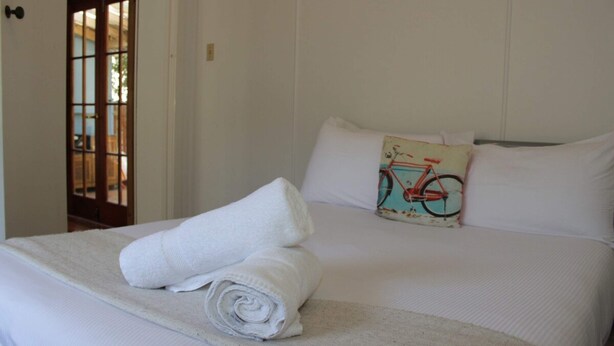 Apartment (1 Bedroom) | 1 bedroom, bed sheets - Eclectic 1 Bedroom Apartment in the Heart of Palm Beach (Palm Beach)