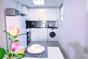 Fridge, microwave, oven, stovetop - Modern Sea Front Apartment Sleeps 10 (Hove)