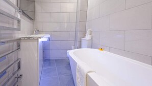 Apartment (2 Bedrooms) | Bathroom | Bathtub, free toiletries, hair dryer, towels - Modern and Central 2 Bedroom Minutes From Euston Station (London)