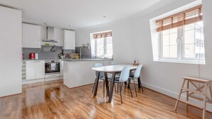 Apartment (2 Bedrooms) | Private kitchen | Fridge, microwave, oven, stovetop - Modern and Central 2 Bedroom Minutes From Euston Station (London)