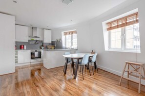 Apartamento (2 Bedrooms) | Cocina privada | Frigorífico, microondas, horno y placa de cocina