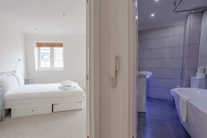 Apartment (2 Bedrooms) | 2 Schlafzimmer, Bügeleisen/Bügelbrett, kostenloses WLAN, Bettwäsche