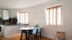 Apartment (2 Bedrooms) | Private kitchen | Fridge, microwave, oven, stovetop - Modern and Central 2 Bedroom Minutes From Euston Station (London)