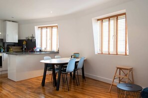 Apartment (2 Bedrooms) | Private kitchen | Fridge, microwave, oven, stovetop - Modern and Central 2 Bedroom Minutes From Euston Station (London)