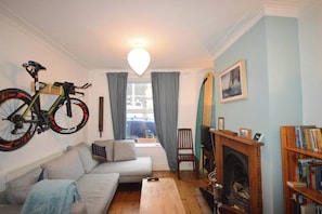TV, fireplace, books - Charming 1 Bedroom Home in St George (Bristol)