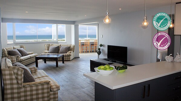 Apartment, 3 Bedrooms | Living area | 32-inch TV with cable channels, streaming services