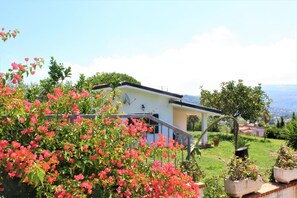Property grounds - Villa Faro with a garden with a breathtaking view! 350m from the sea (RICADI)