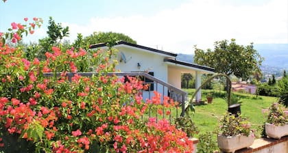Villa Faro mit Garten mit atemberaubender Aussicht! 350m vom Meer entfernt