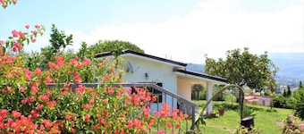 Villa Faro with a garden with a breathtaking view! 350m from the sea