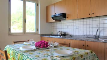 Frigorifero, forno, piano cottura, macchina per tè/caffè