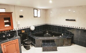Quarto triplo grand, banheiro privativo | Banheiro | Chuveiro, produtos de toalete grátis, toalhas de banho, sabonete