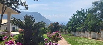Villa Faro with panoramic garden and barbecue. 350m from the sea