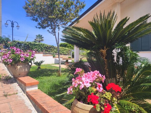 Villa Faro with panoramic garden and barbecue. 350m from the sea