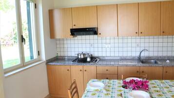 Fridge, oven, stovetop, coffee/tea maker