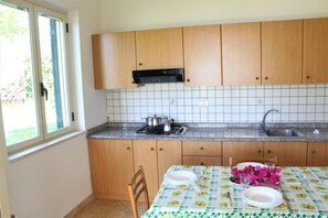 Frigorifero, forno, piano cottura, macchina per tè/caffè