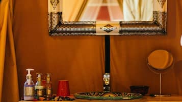 Kamar Double atau Twin Mewah | Wastafel kamar mandi