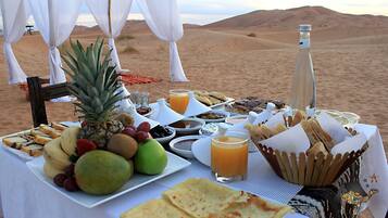 Sudah termasuk sarapan prasmanan setiap hari