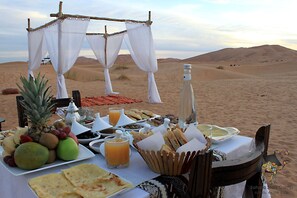 Free daily buffet breakfast  - Royal Luxury Desert Camp (Taouz)