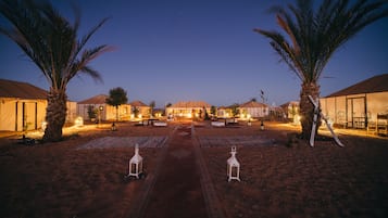 Bagian depan properti - sore/malam